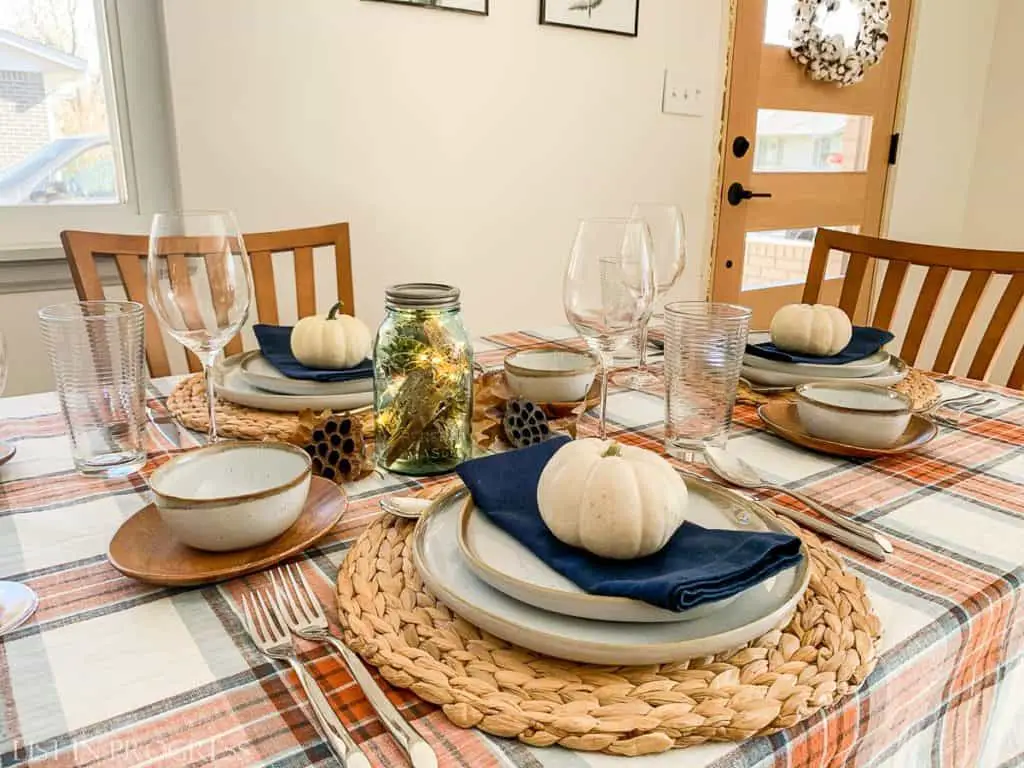 seasonal table decor for Thanksgiving