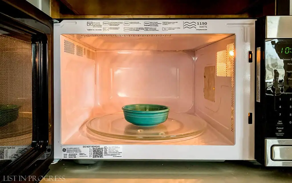 vinegar in microwave cleaning hack
